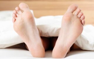 Wenn Kitzeln nicht nur Lachen auslöst Füße im Bett